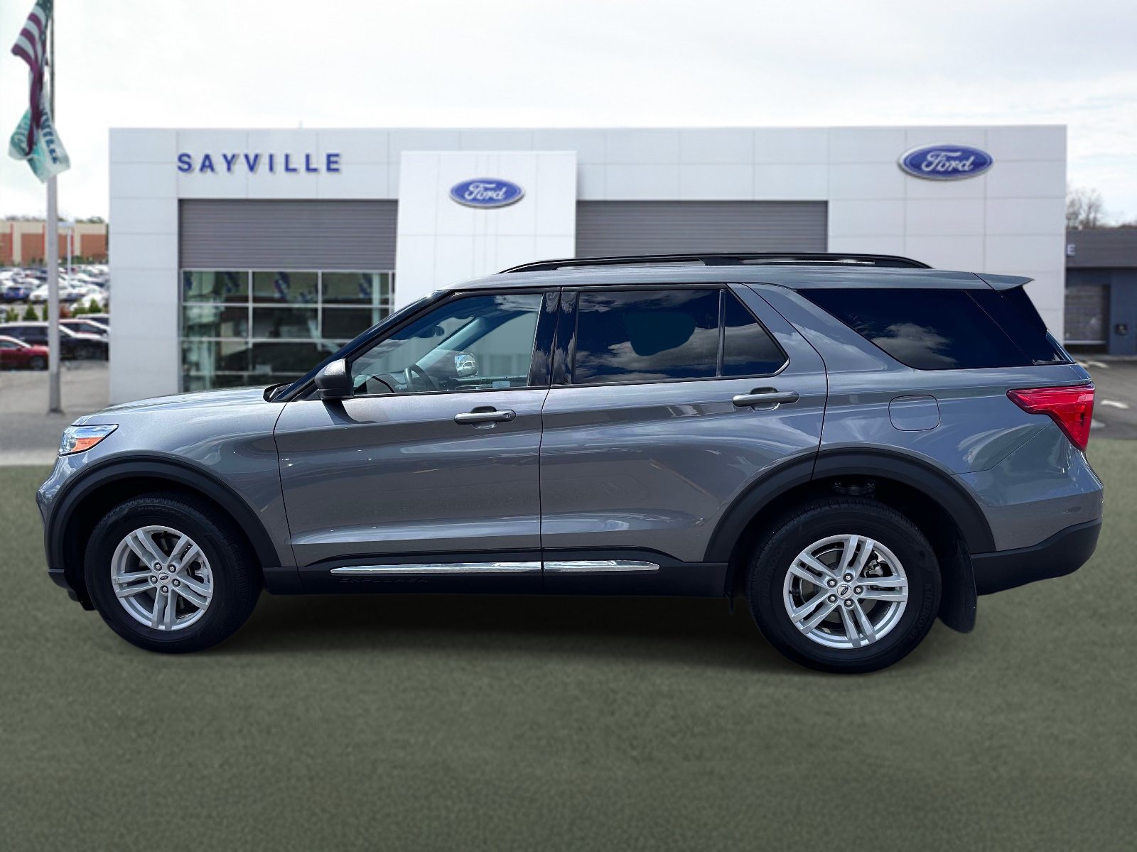 Certified 2024 Ford Explorer XLT w/ Equipment Group 202A AWD/4WD image 2