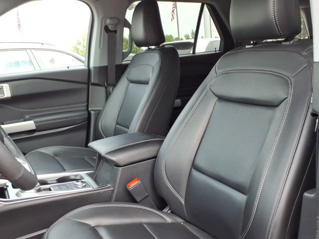 Certified 2024 Ford Explorer XLT w/ Equipment Group 202A AWD/4WD image 3
