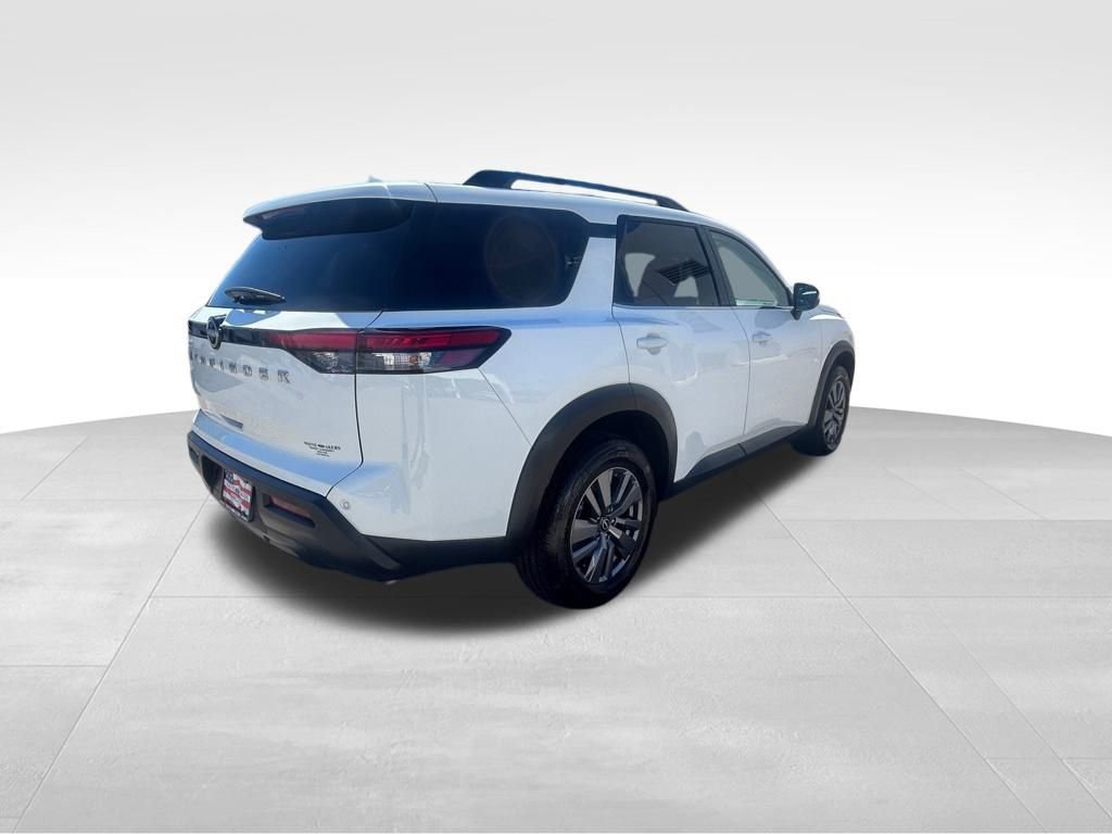 Used 2025 Nissan Pathfinder SV image 3