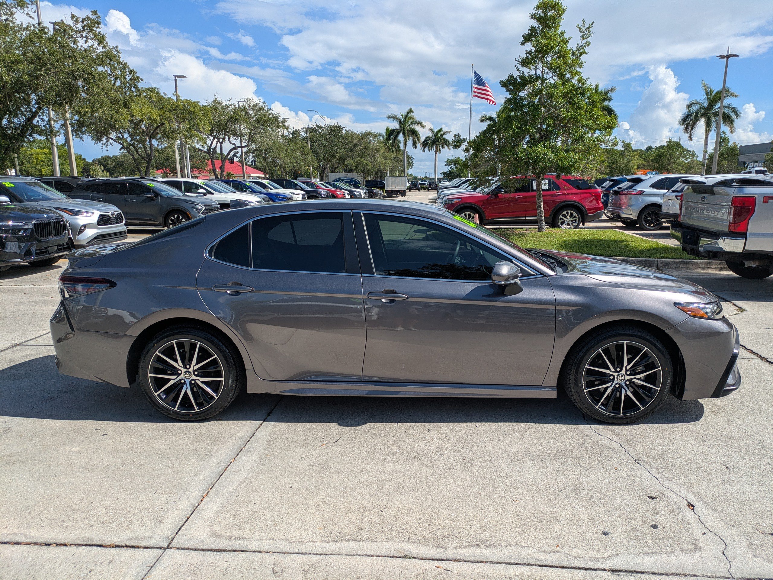 Used 2023 Toyota Camry SE FWD image 3