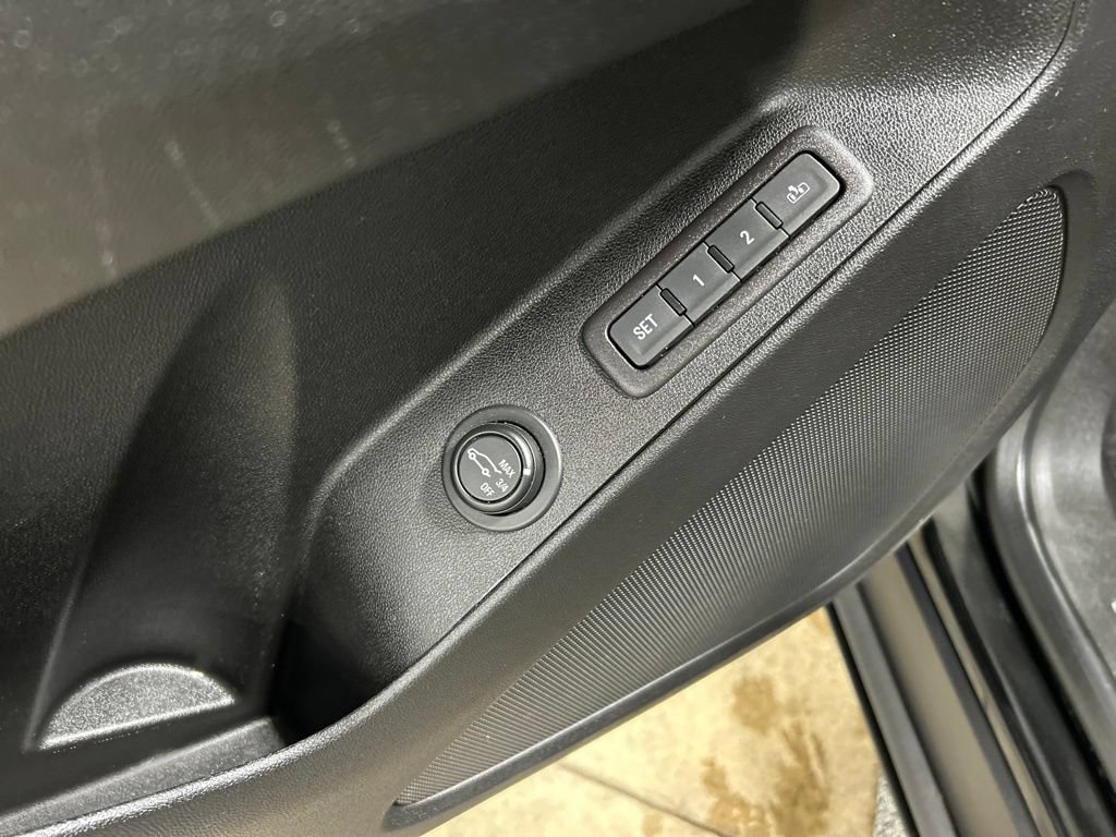 Used 2018 Chevrolet Equinox Premier FWD image 16