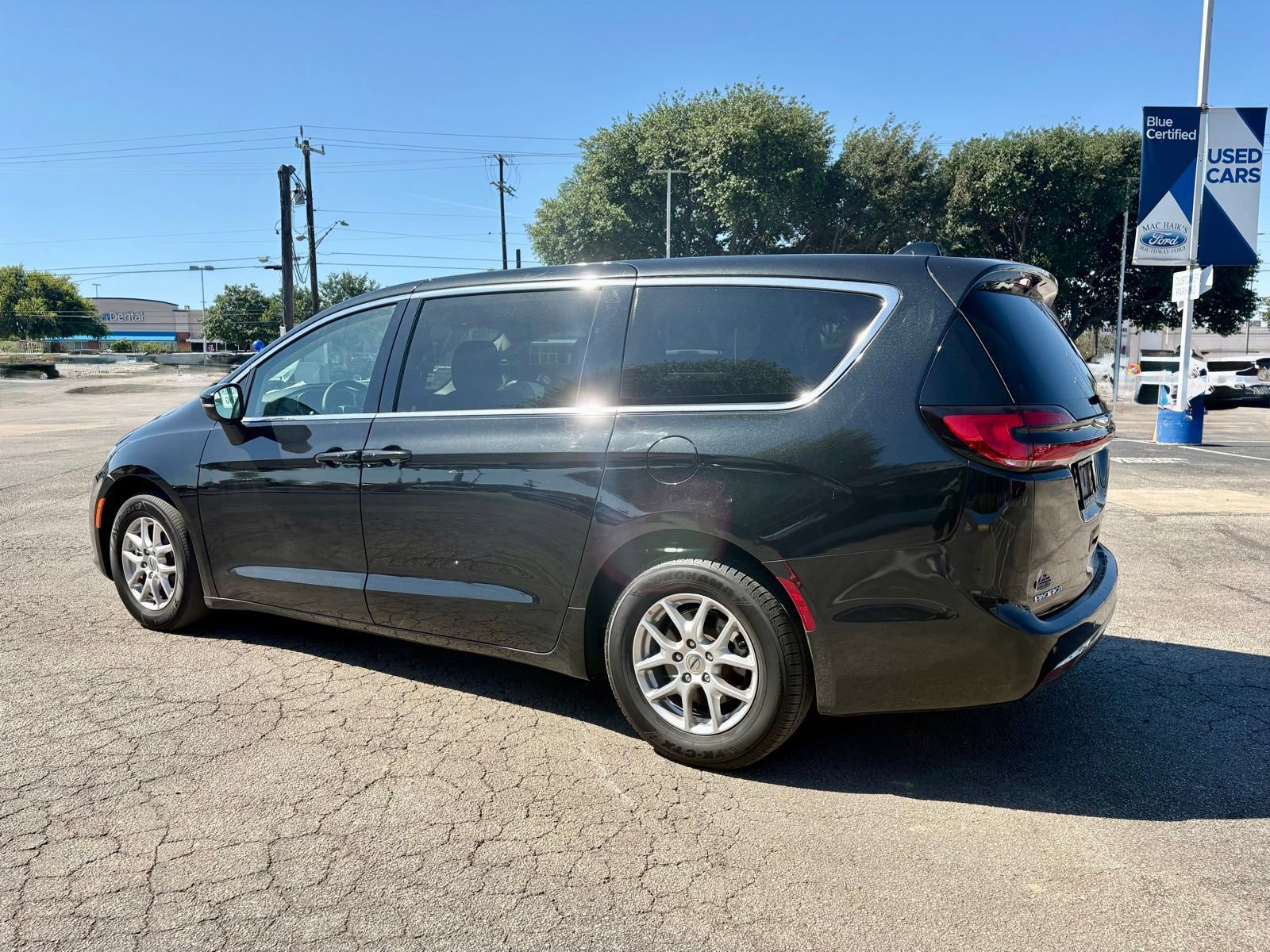 Used 2023 Chrysler Pacifica Touring-L FWD image 7