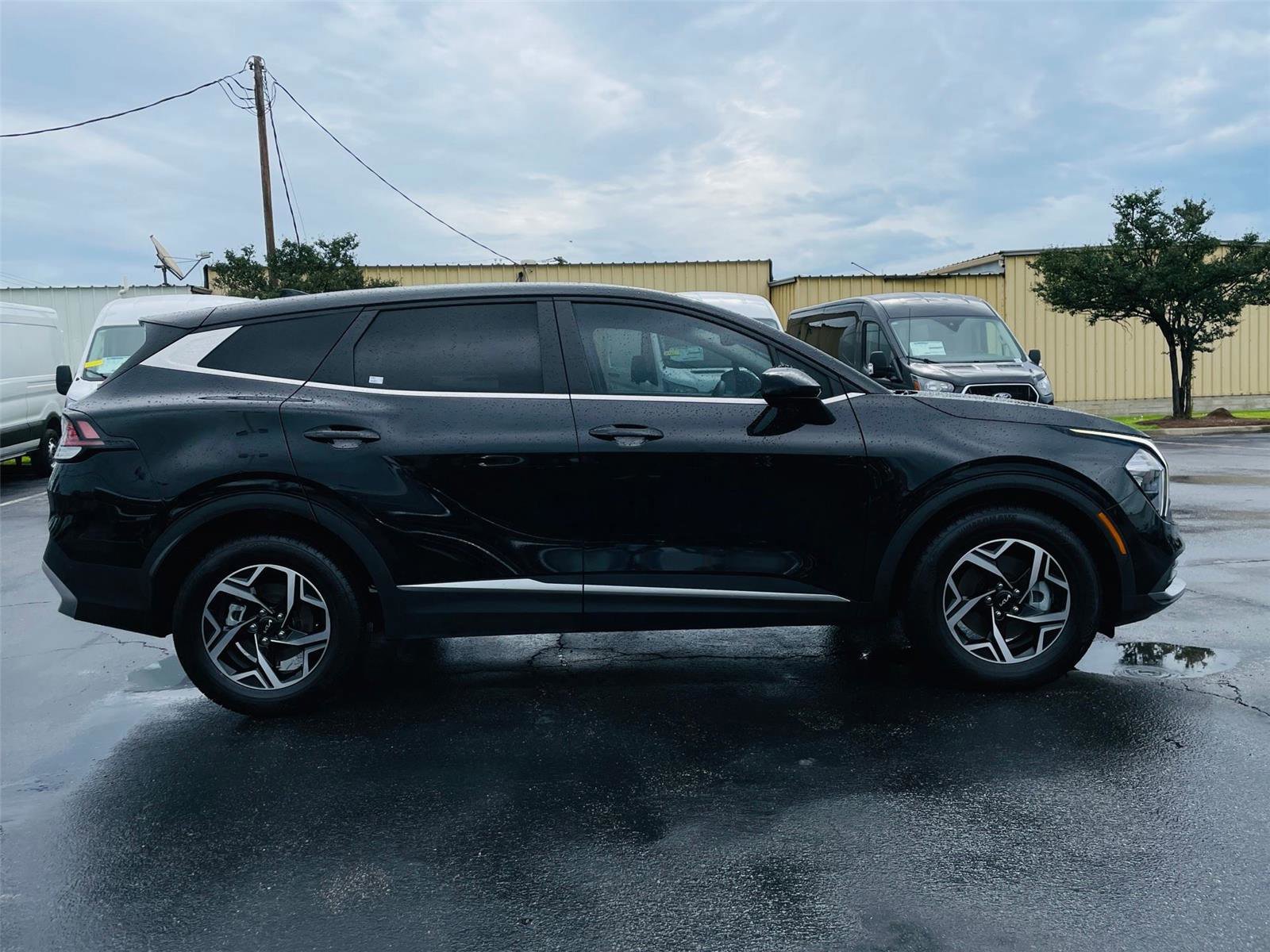 Used 2023 Kia Sportage LX FWD image 2