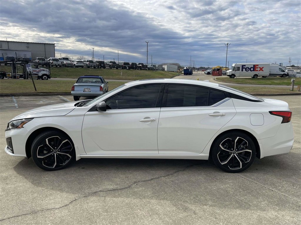 Used 2023 Nissan Altima 2.5 SR w/ SR Premium Package image 2