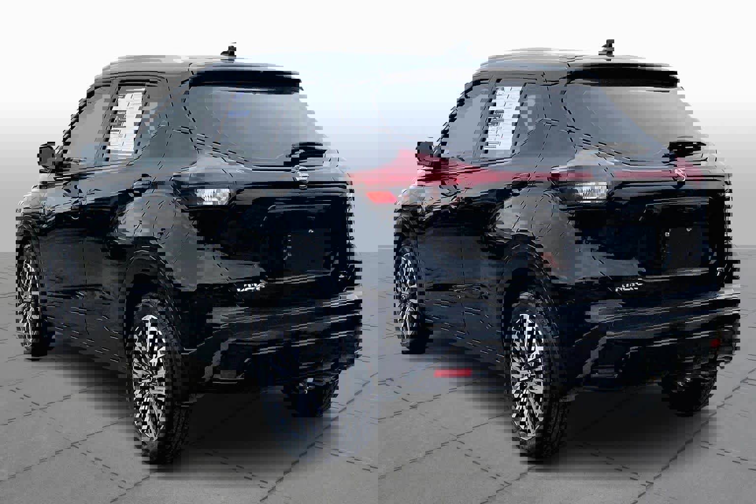 Used 2023 Nissan Kicks SV image 2