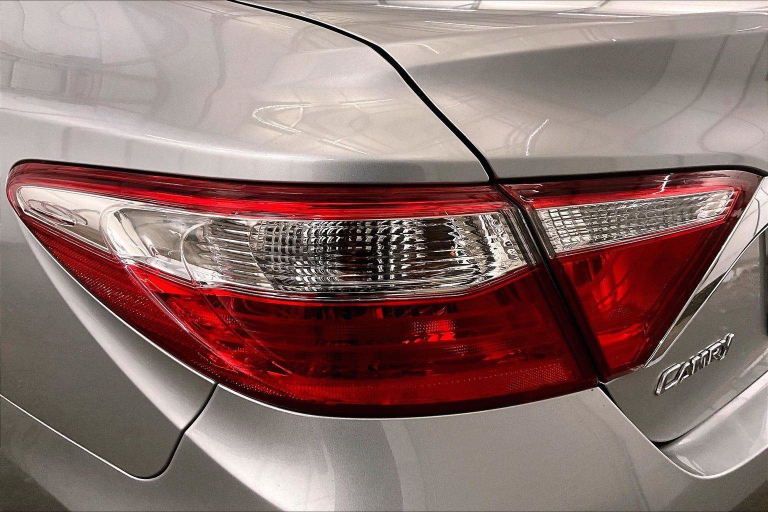 Used 2017 Toyota Camry XLE w/ Moonroof Package image 28