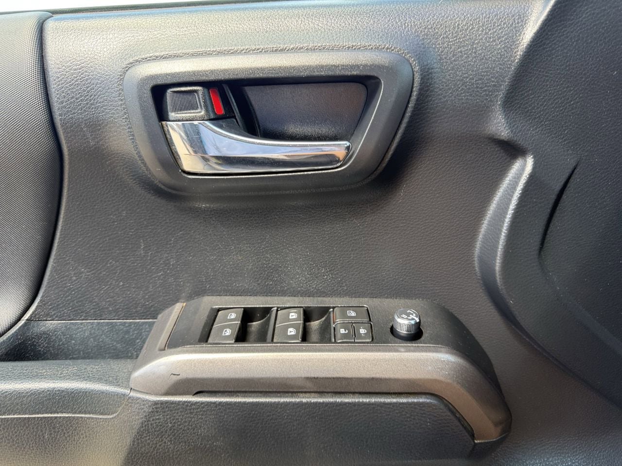 Used 2018 Toyota Tacoma TRD Off-Road AWD/4WD image 23