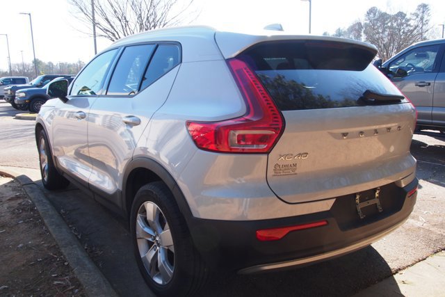 Used 2020 Volvo XC40 T4 Momentum image 3