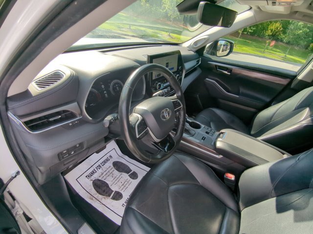 Used 2023 Toyota Highlander Limited FWD image 17