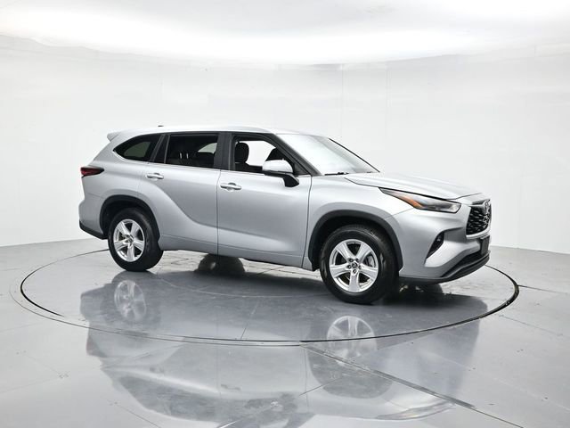 Used 2024 Toyota Highlander LE video 3