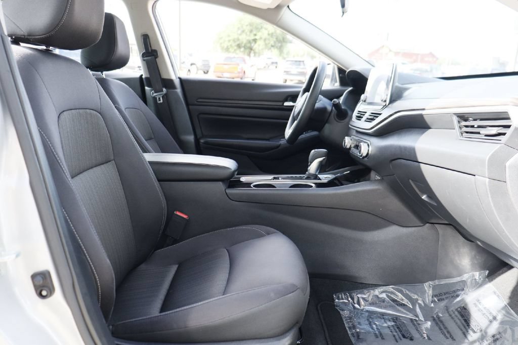 Used 2024 Nissan Altima 2.5 SV FWD image 16