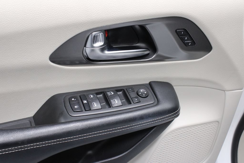 Used 2023 Chrysler Pacifica Touring-L FWD image 24