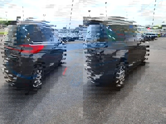 Used 2021 Chrysler Pacifica Touring image 5