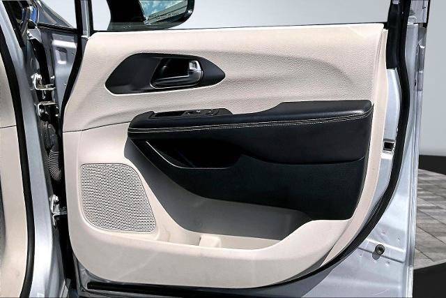 Used 2024 Chrysler Pacifica Touring-L FWD image 24