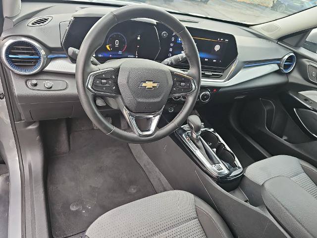 Used 2025 Chevrolet Trax LT w/ LT Convenience Package FWD image 16
