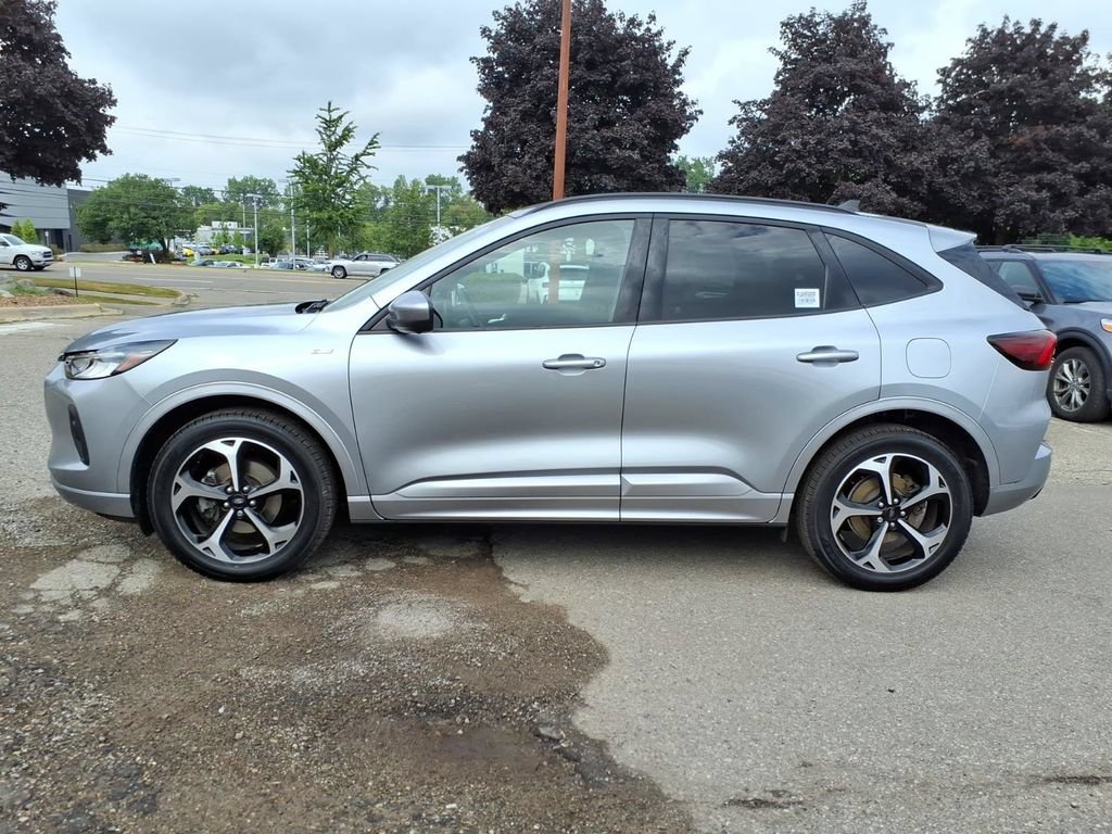 Certified 2023 Ford Escape ST-Line Select w/ Tech Pack #2 AWD/4WD image 2