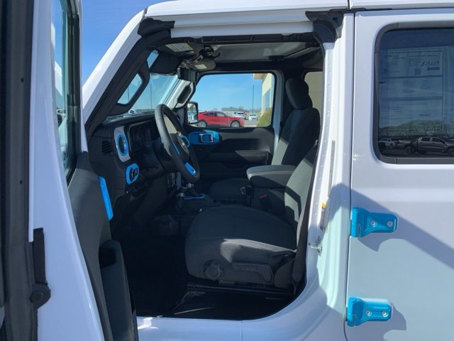 Used 2024 Jeep Wrangler Unlimited Sahara w/ Technology Group image 9