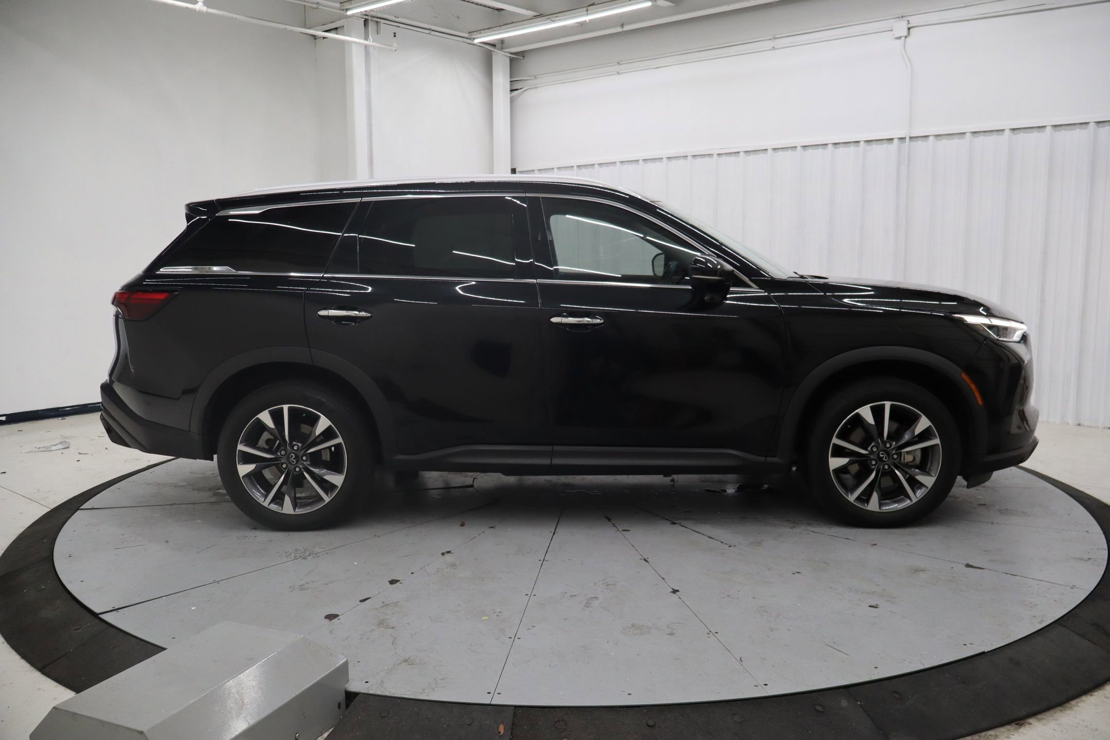 Used 2023 INFINITI QX60 Luxe w/ Performance Audio Package image 8