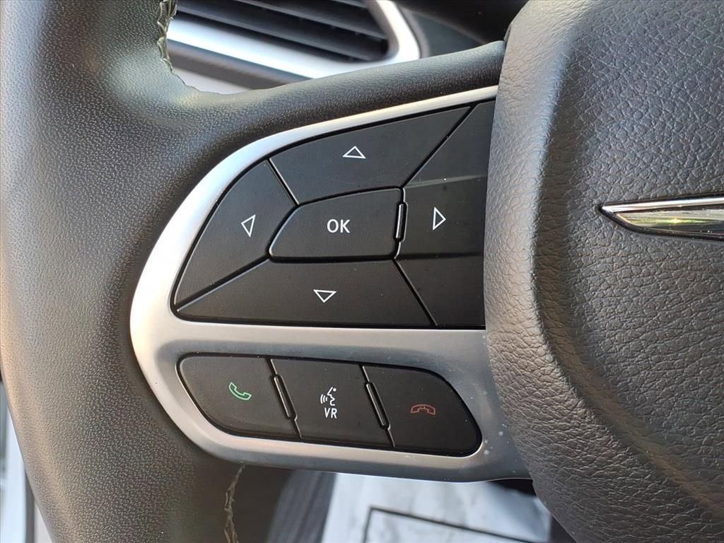 Used 2022 Chrysler Pacifica Touring-L image 18