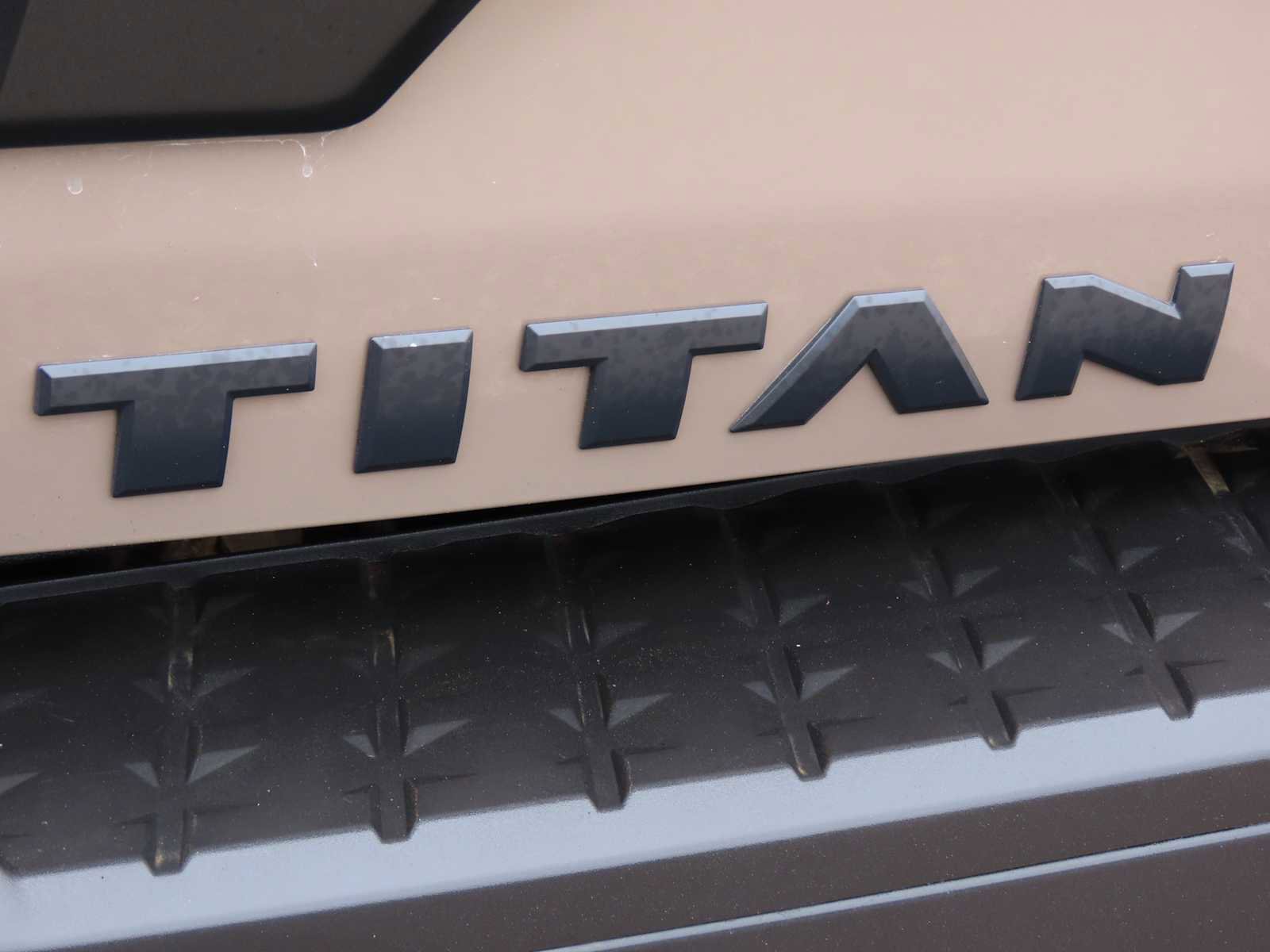 Used 2022 Nissan Titan PRO-4X w/ Pro-4x Convenience Package image 13