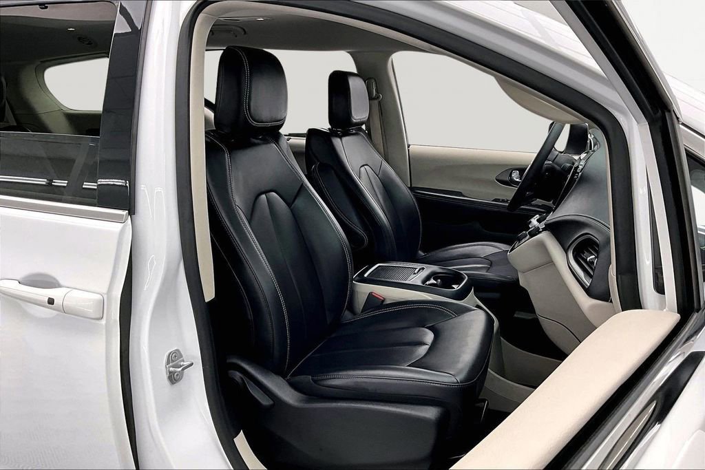 Used 2023 Chrysler Pacifica Touring-L image 9