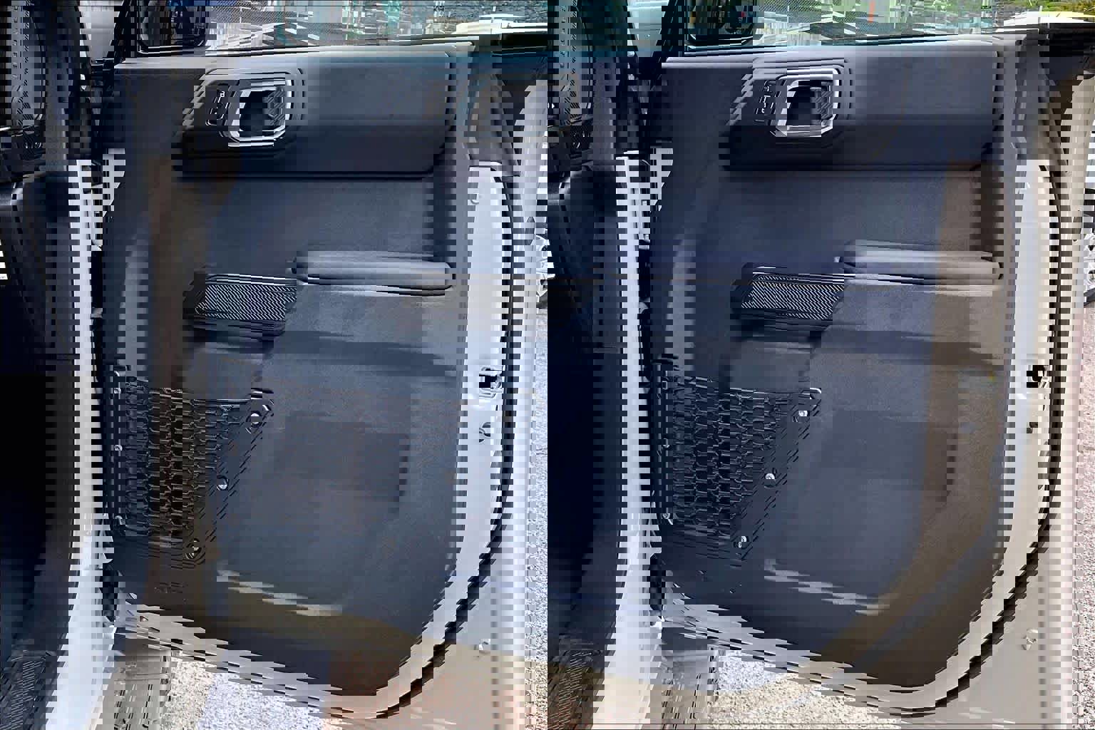 Certified 2025 Ford Bronco Outer Banks w/ Black Appearance Package image 24