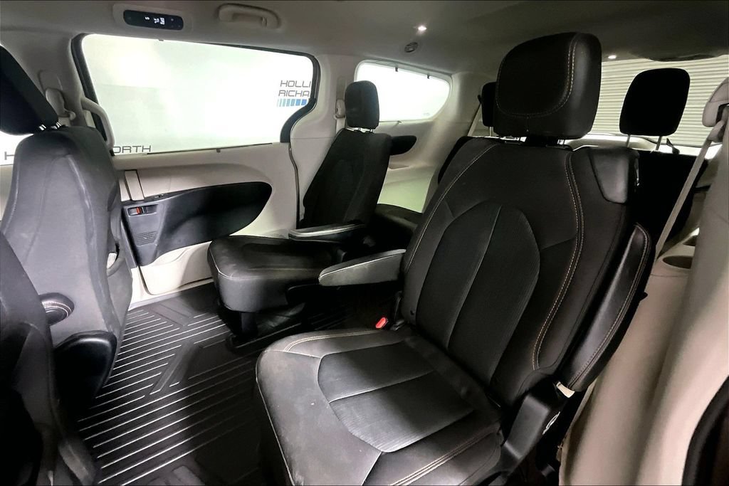 Used 2017 Chrysler Pacifica Touring Plus w/ Tire & Wheel Group FWD image 21