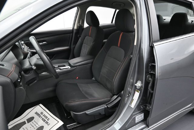 Used 2025 Nissan Sentra SR FWD image 11