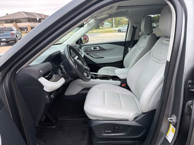 Certified 2025 Ford Explorer Platinum w/ Ultimate Package AWD/4WD image 9
