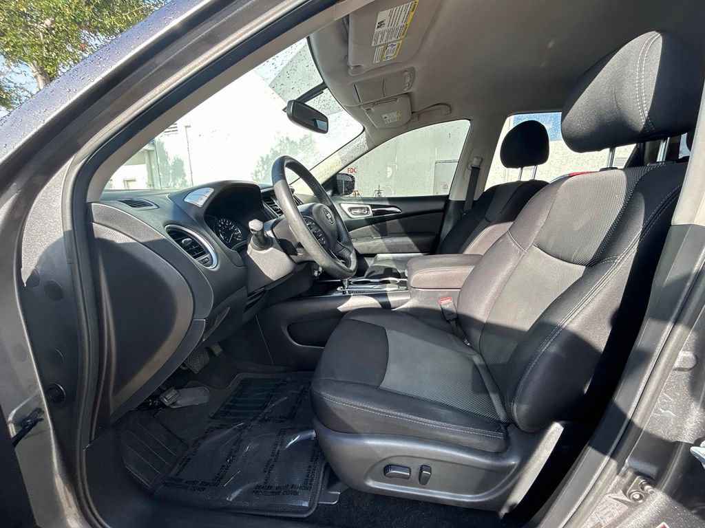 Used 2017 Nissan Pathfinder SV w/ Trailer Tow Package FWD image 11