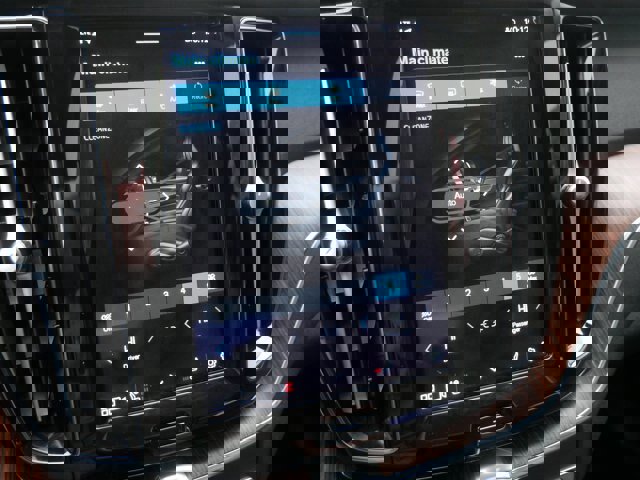 Used 2023 Volvo XC60 B5 Plus image 28