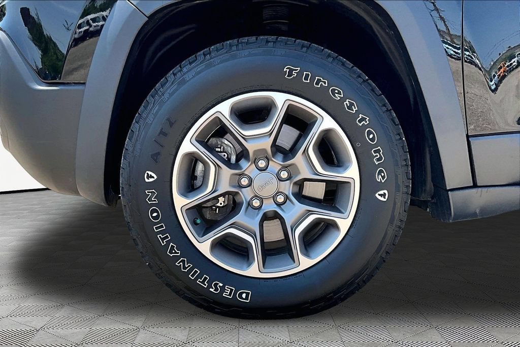 Used 2020 Jeep Cherokee Trailhawk w/ Cold Weather Group AWD/4WD image 9
