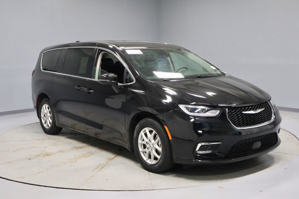 Used 2024 Chrysler Pacifica Touring-L FWD image 1