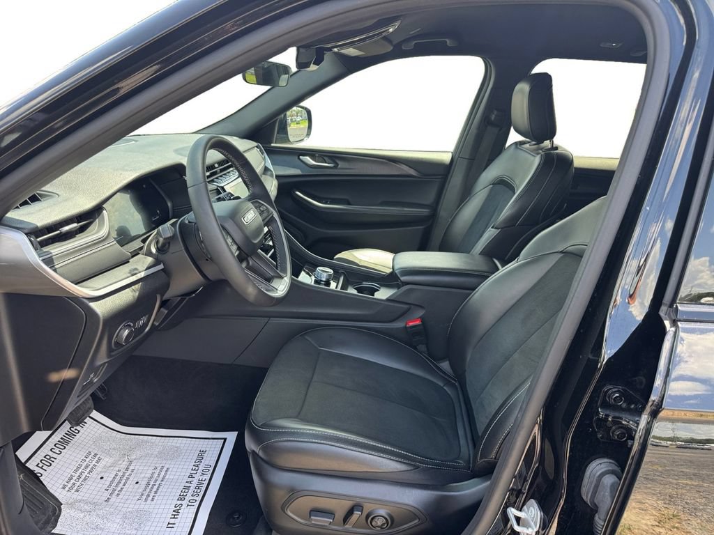 Used 2025 Jeep Grand Cherokee Altitude AWD/4WD image 13