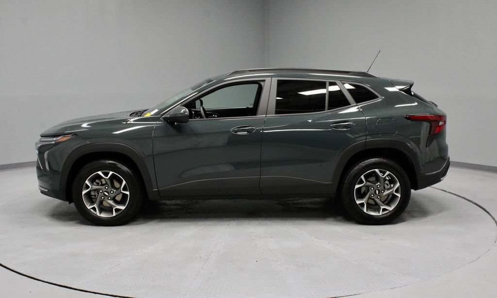 Used 2025 Chevrolet Trax LT FWD image 8