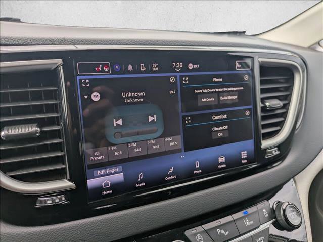 Used 2024 Chrysler Pacifica Touring-L FWD image 13