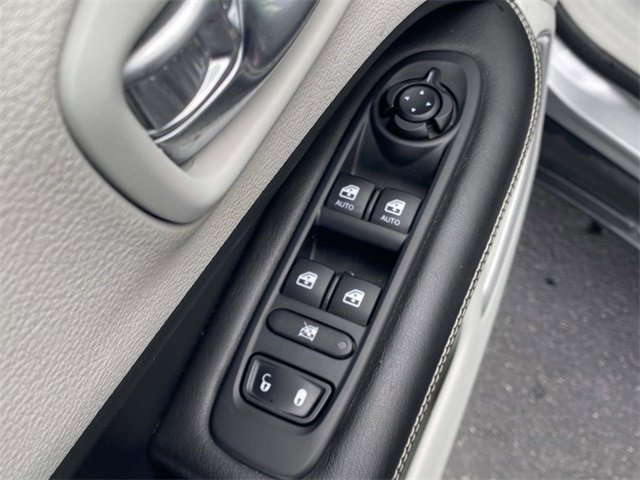 Used 2019 Jeep Compass Latitude FWD image 16