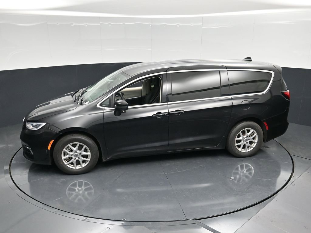Used 2023 Chrysler Pacifica Touring-L FWD image 50