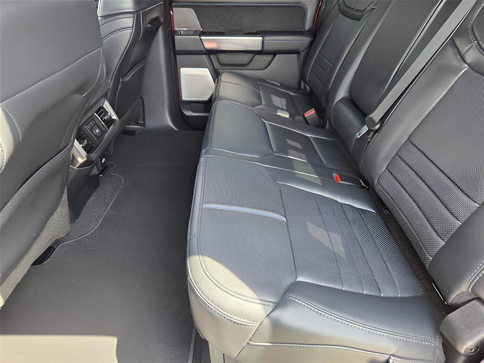 Certified 2025 Ford F250 Platinum w/ FX4 Off-Road Package AWD/4WD image 30