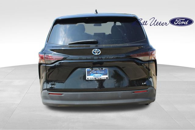 Used 2025 Toyota Sienna LE FWD image 6