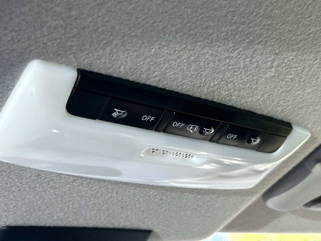 Used 2022 Nissan Kicks SR FWD image 39