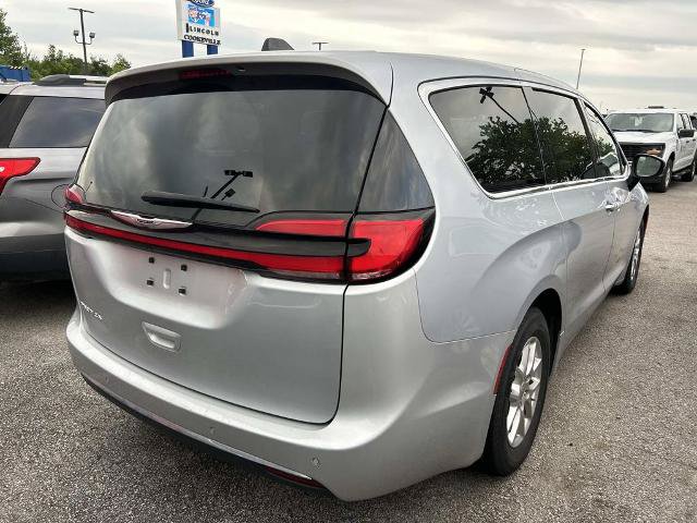 Used 2023 Chrysler Pacifica Touring-L FWD image 3