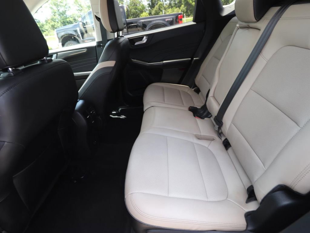 Certified 2022 Ford Escape Titanium AWD/4WD image 9