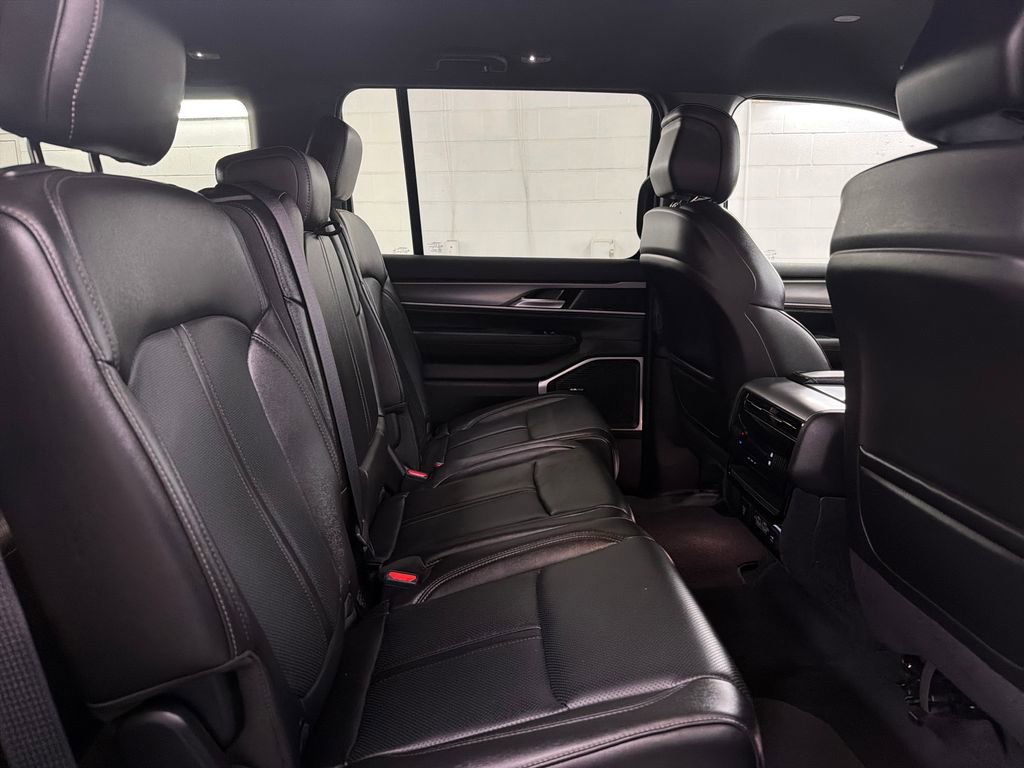 Used 2025 Jeep Wagoneer 4WD image 31