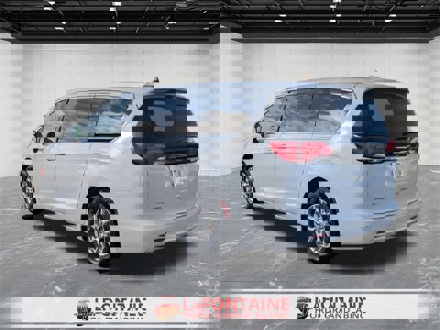 Used 2022 Chrysler Voyager LX image 3