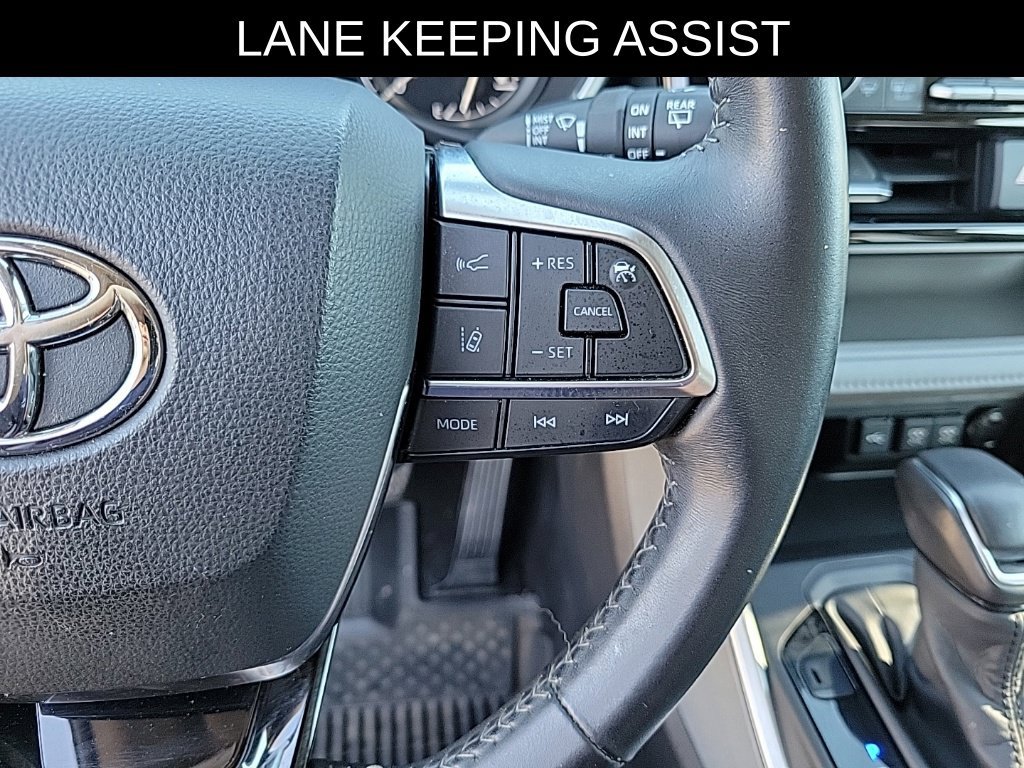 Used 2020 Toyota Highlander XLE AWD/4WD image 23