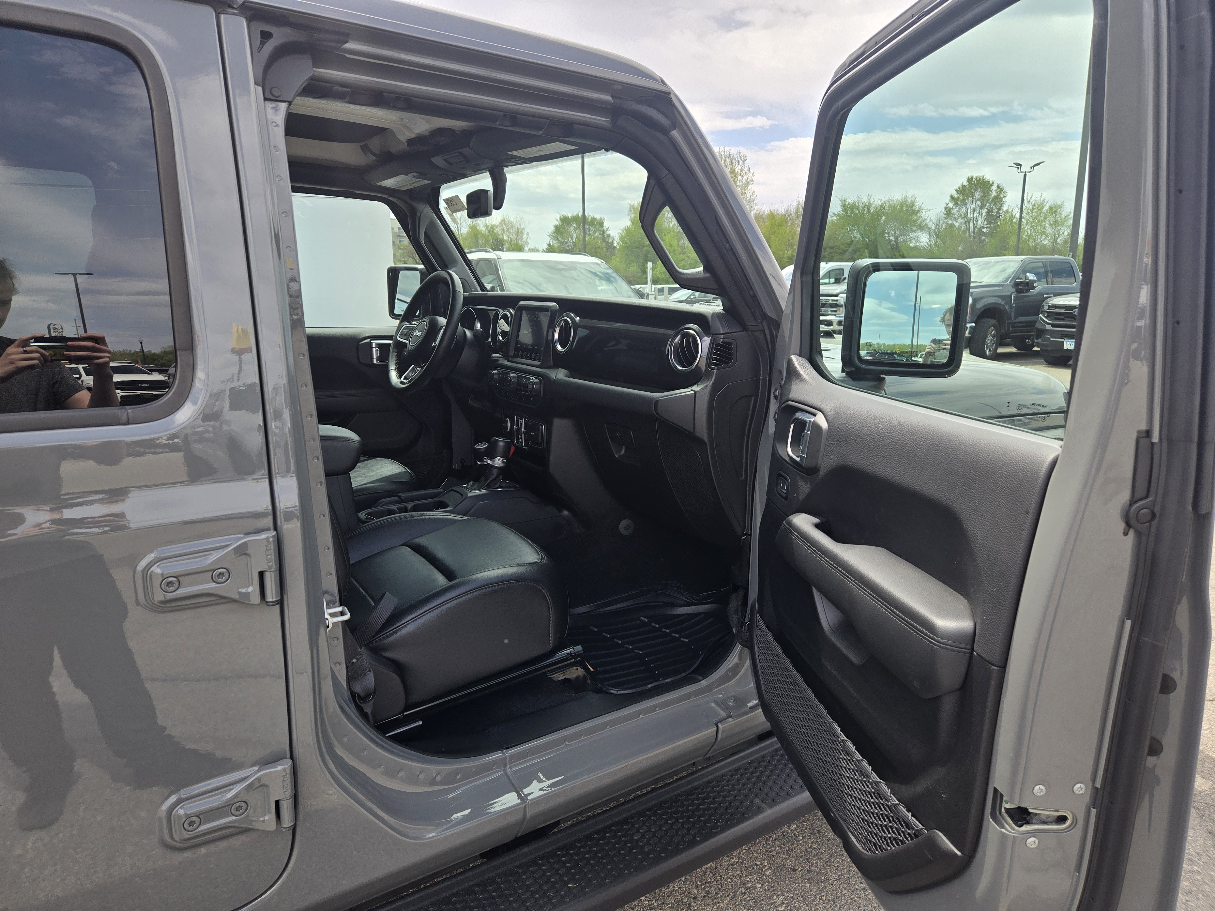 Used 2023 Jeep Wrangler Unlimited Sahara AWD/4WD image 16