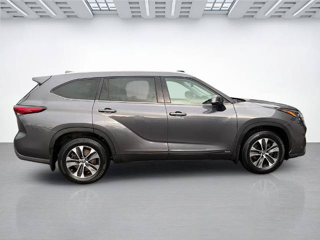 Used 2022 Toyota Highlander XLE AWD/4WD image 2