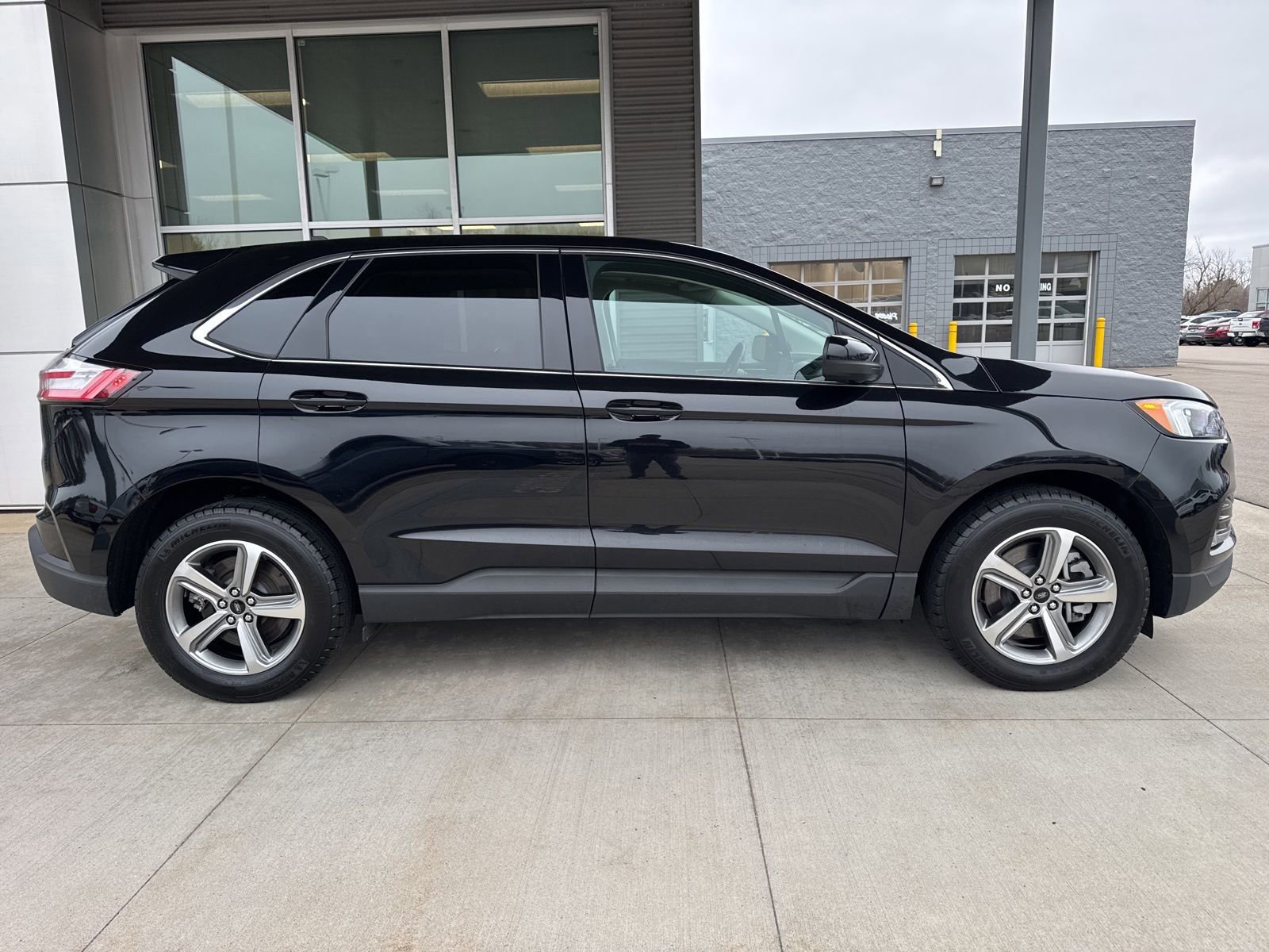 Certified 2024 Ford Edge SEL w/ Convenience Package image 2