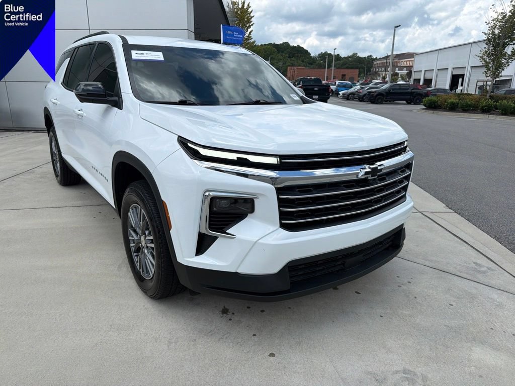 Used 2025 Chevrolet Traverse LT w/ Driver Confidence Package FWD image 1